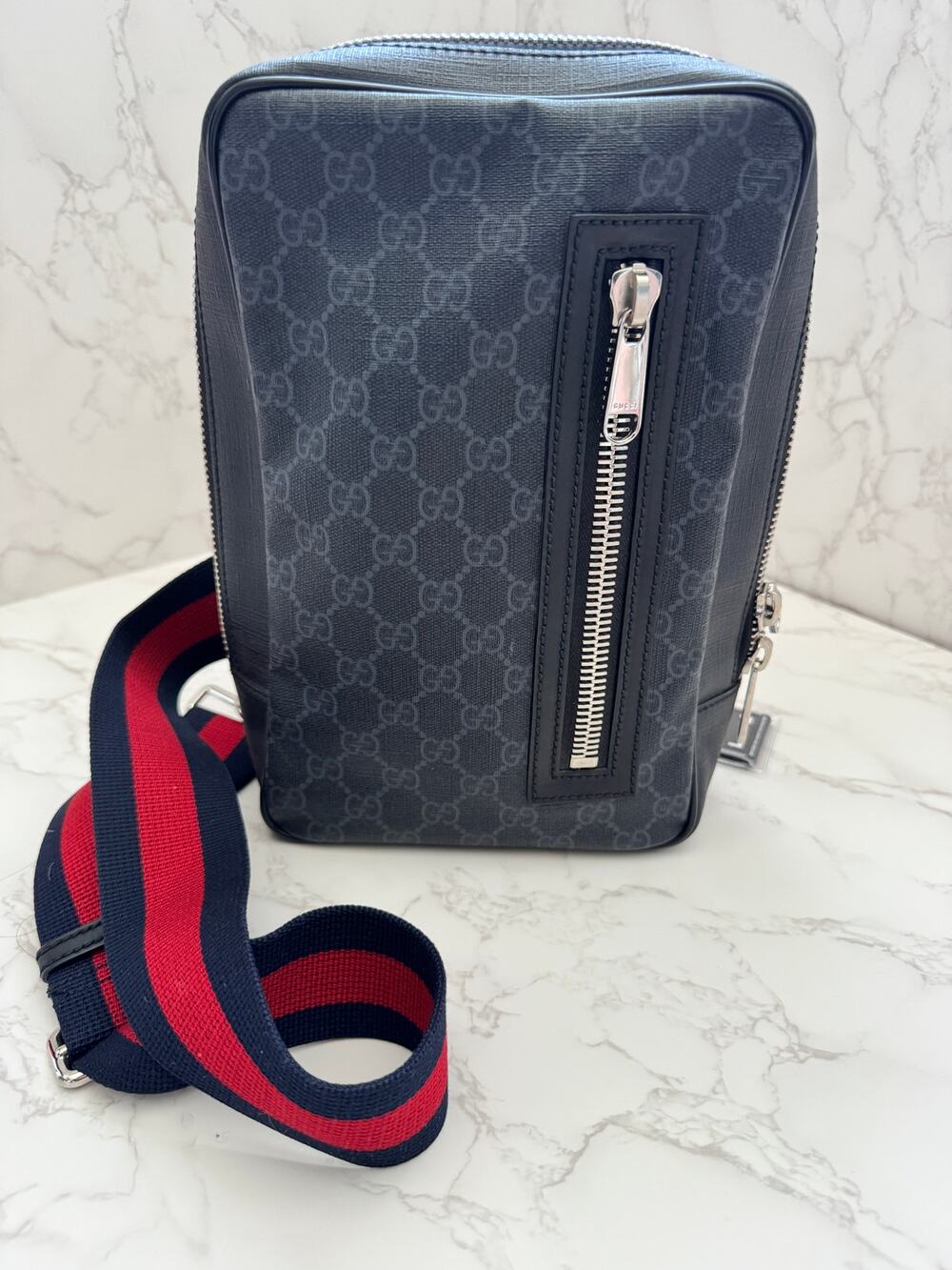 Gucci GG Supreme Unisex Sling Bag in Black/Grey Monogram Leather